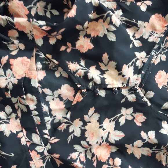 Beautiful v-neck half backless summer dress - Picture 4 of 6